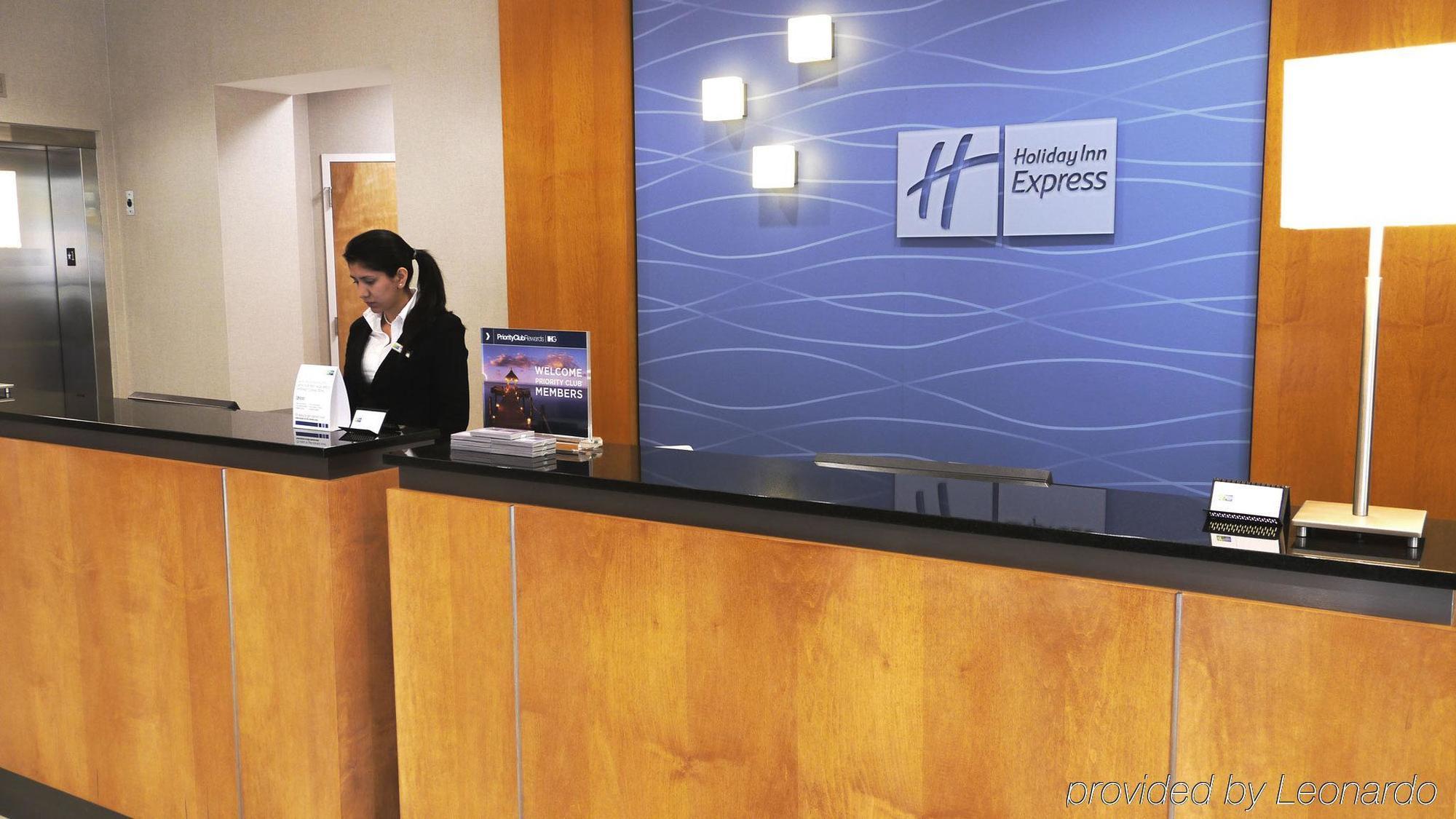 Holiday Inn Express Stamford, An Ihg Hotel Інтер'єр фото